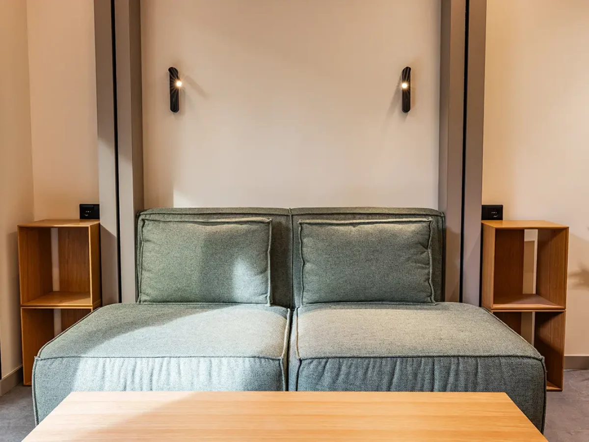 habitacion con balcon webp