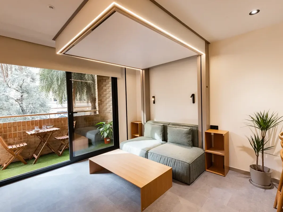 habitacion con balcon webp