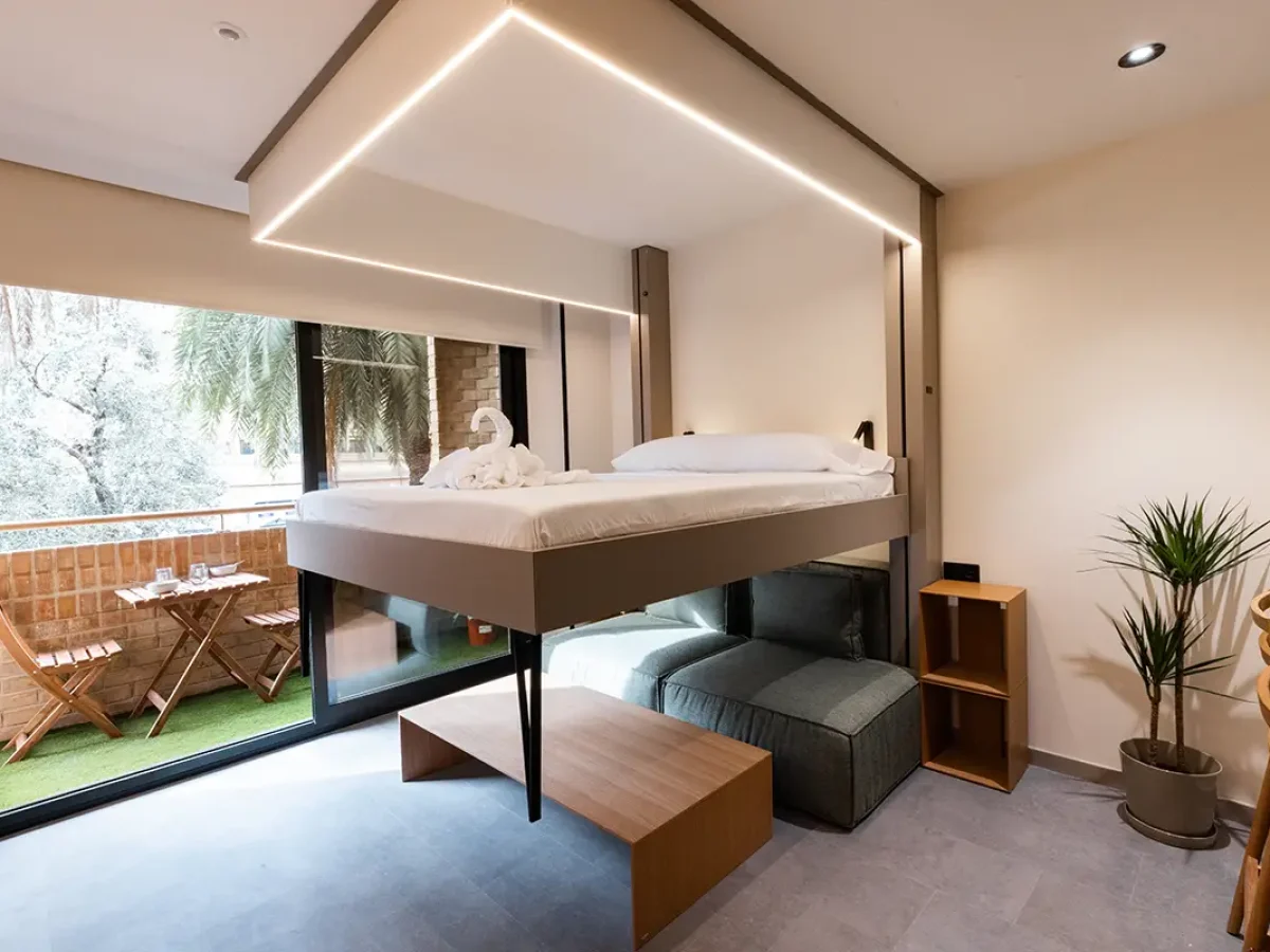 habitacion con balcon webp