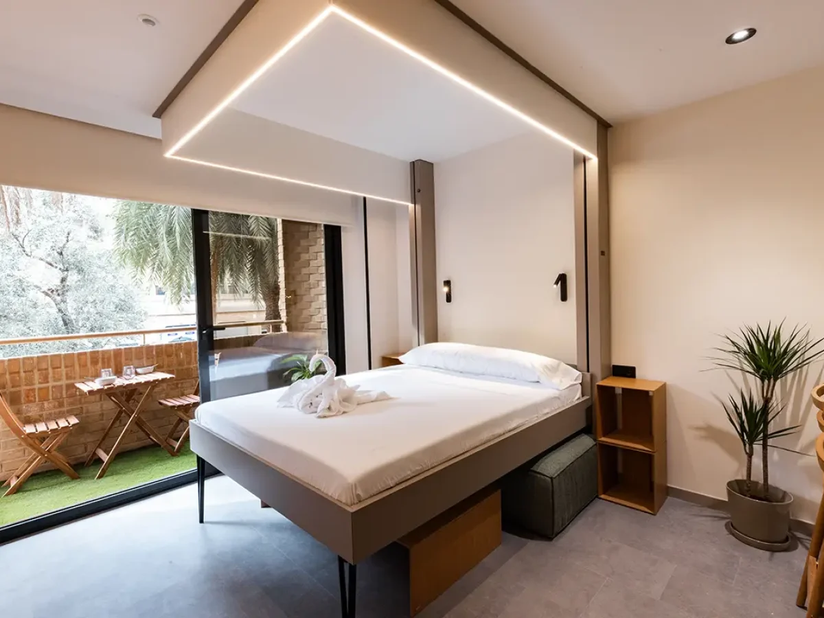 habitacion con balcon webp