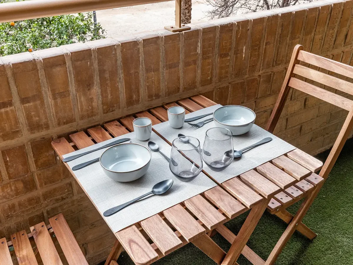 habitacion con balcon webp