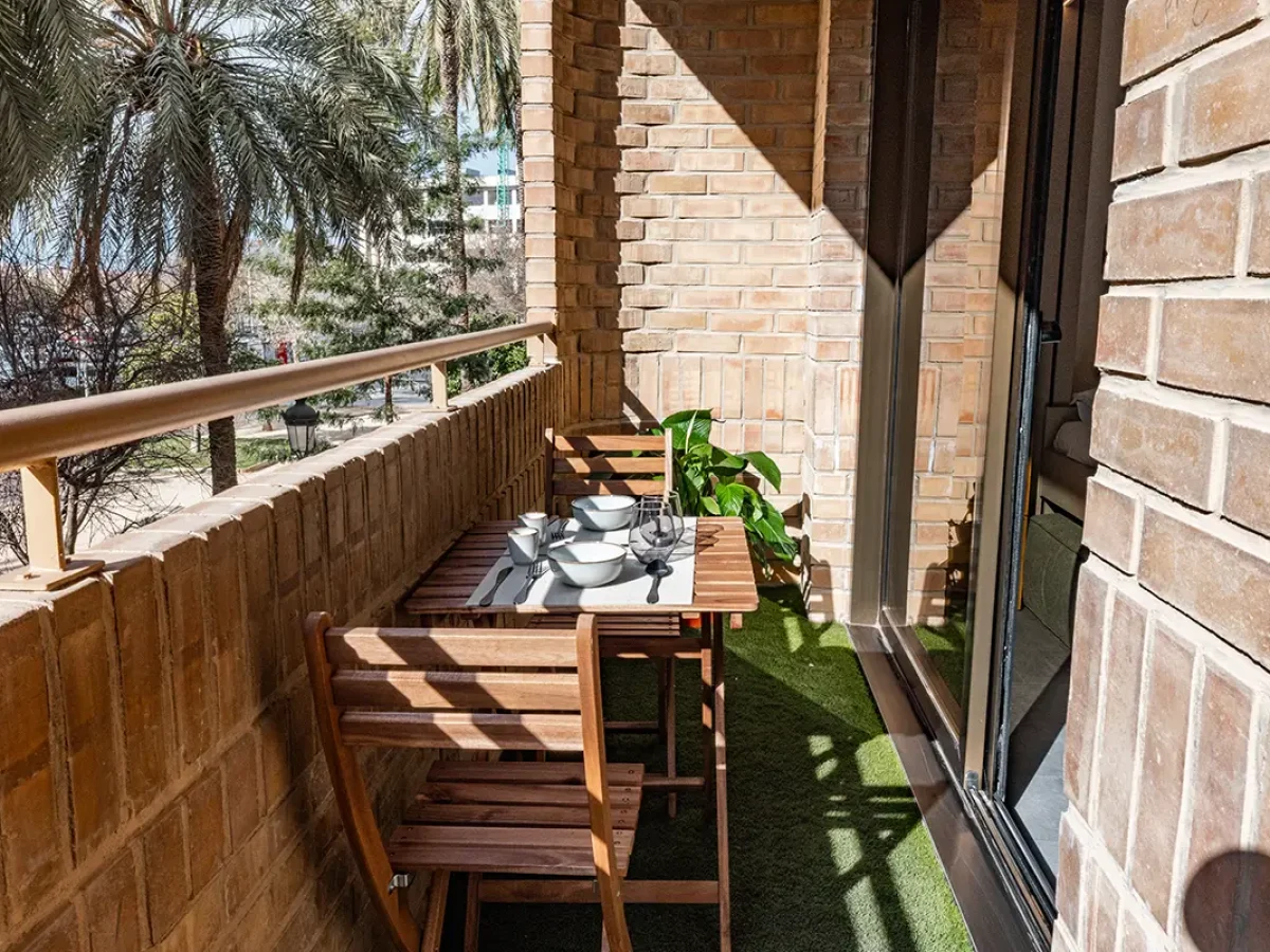 habitacion con balcon webp