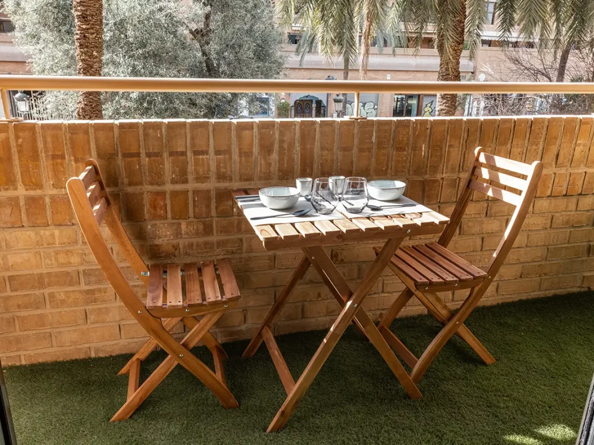 habitacion con balcon webp