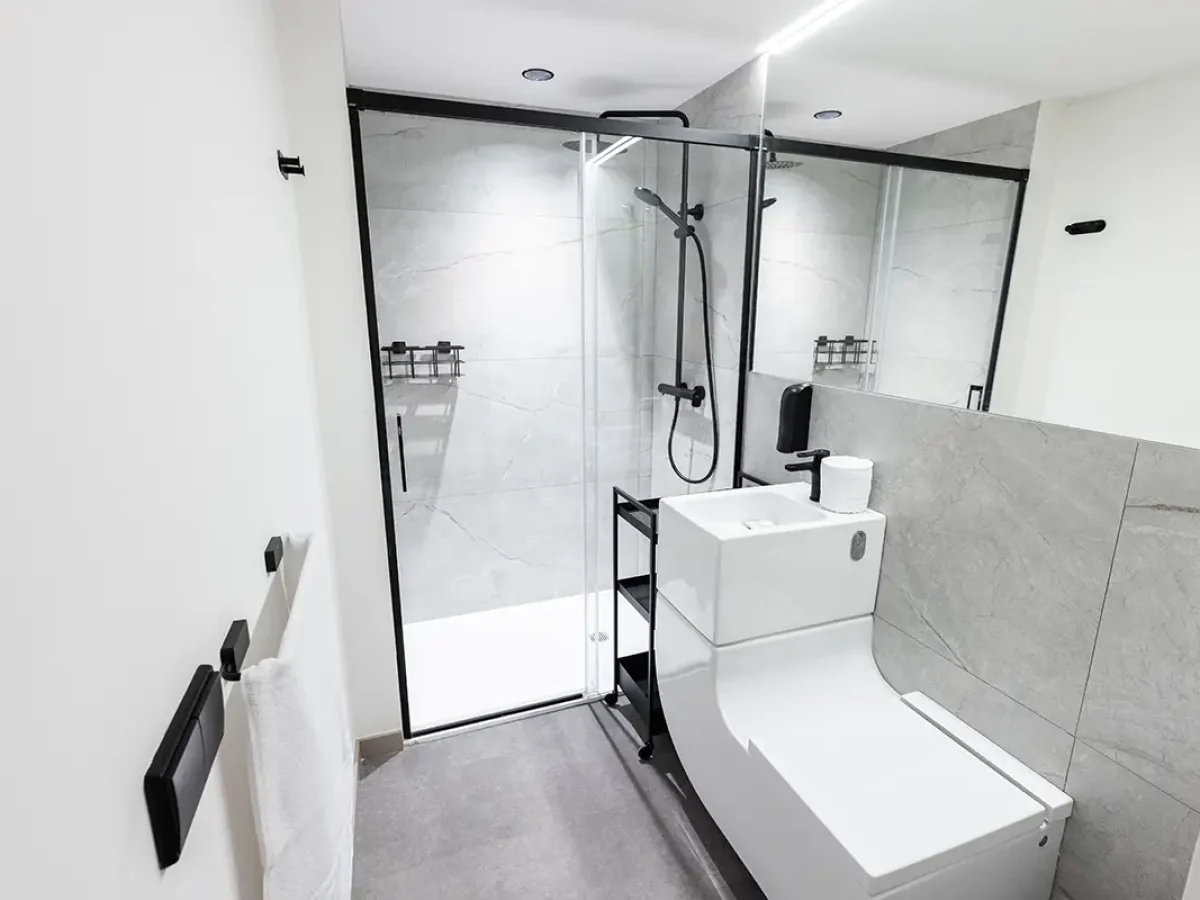 habitacion con balcon webp