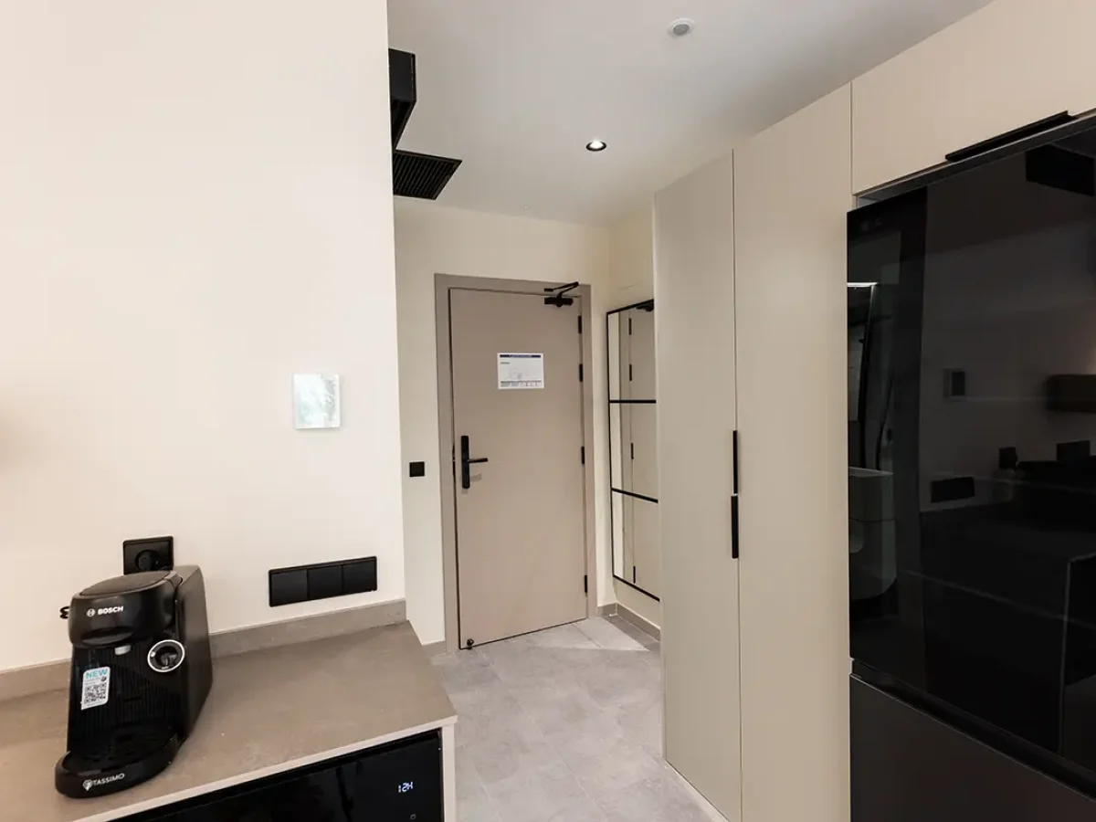 habitacion con balcon webp