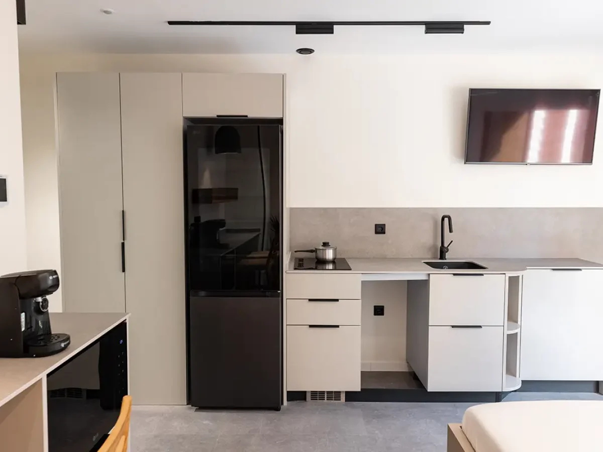 habitacion con balcon webp