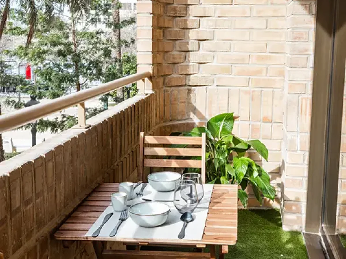 habitacion con balcon webp