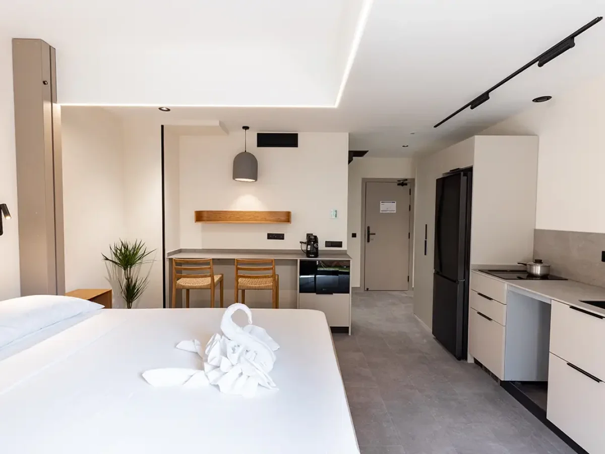 habitacion con balcon webp