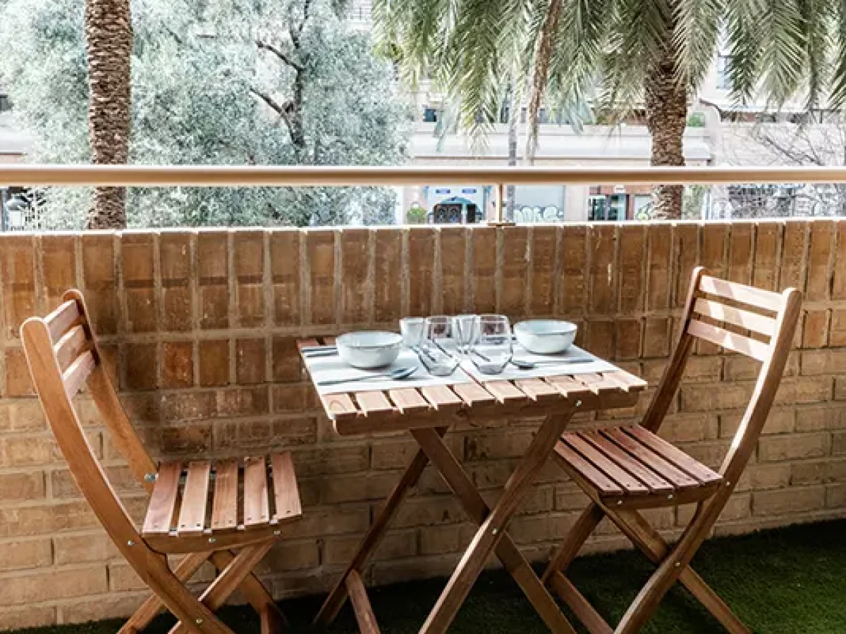 habitacion con balcon webp