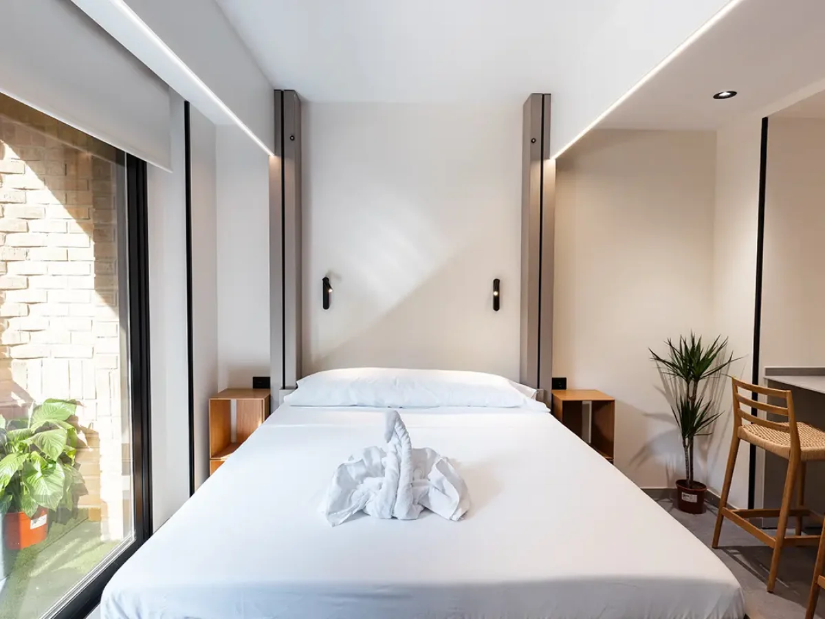 habitacion con balcon webp