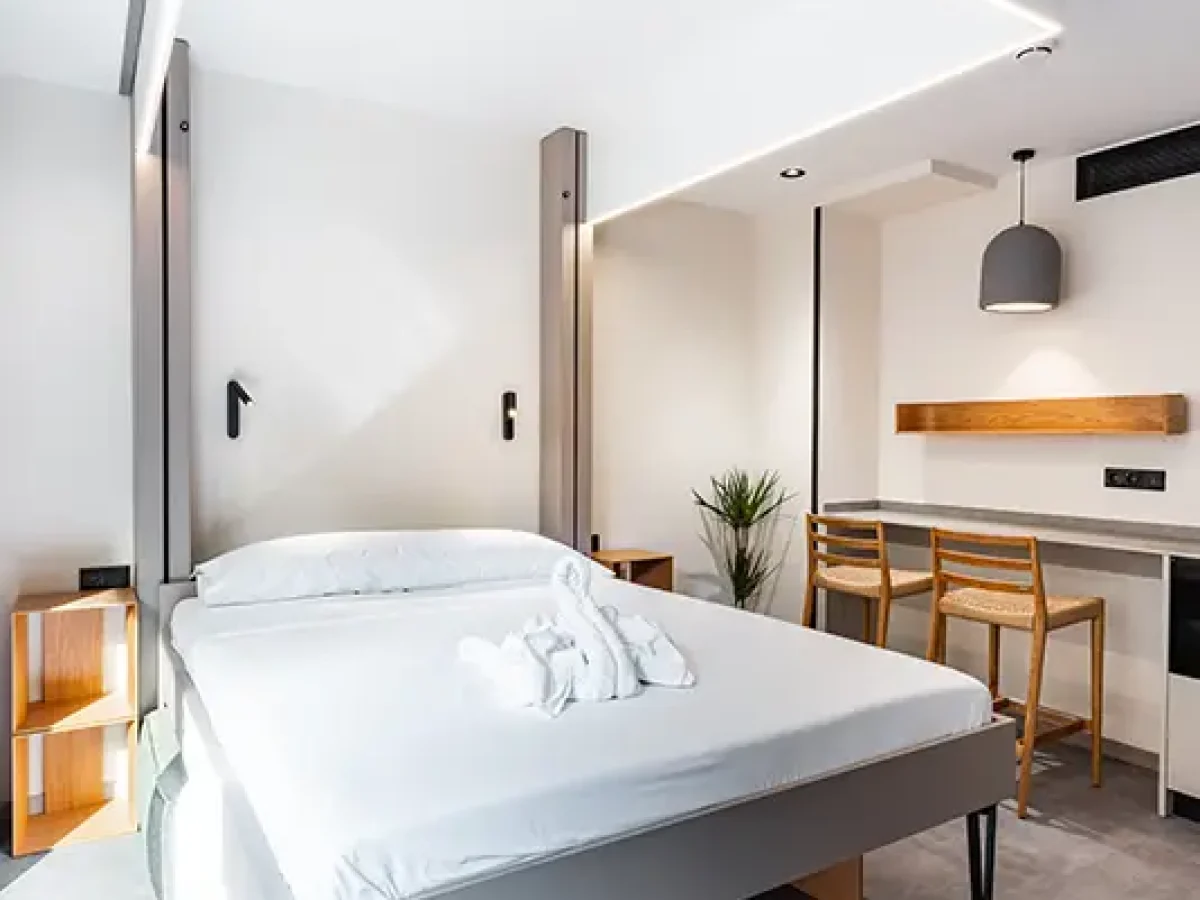 habitacion con balcon webp