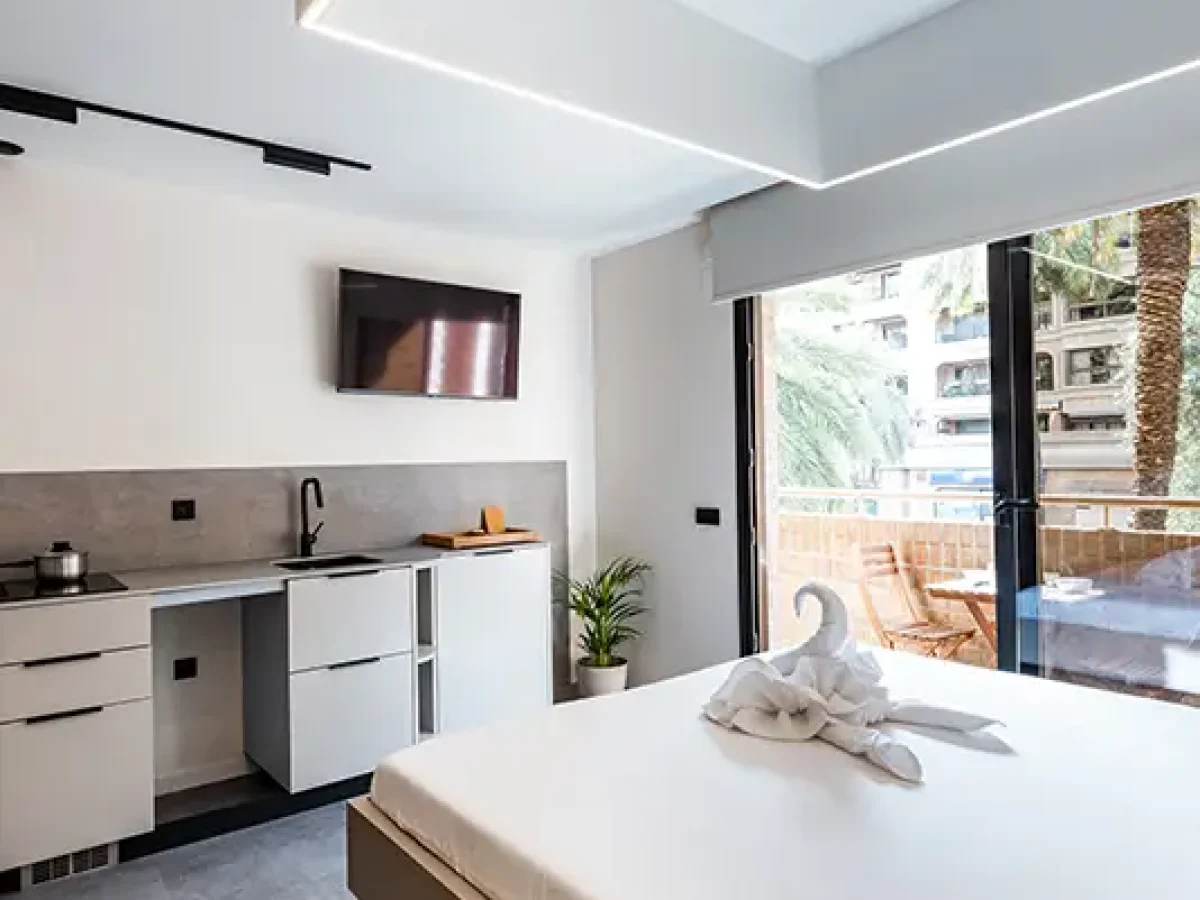 habitacion con balcon webp