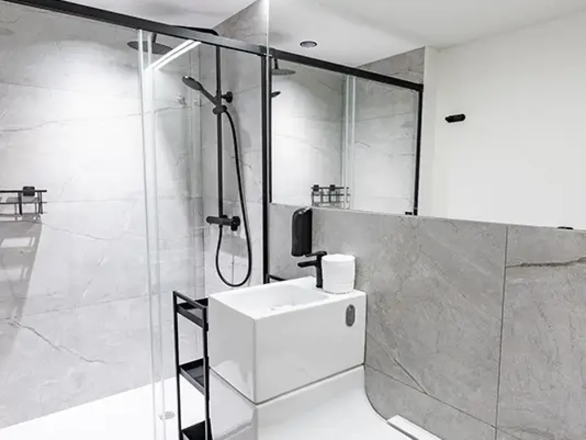 habitacion con balcon webp